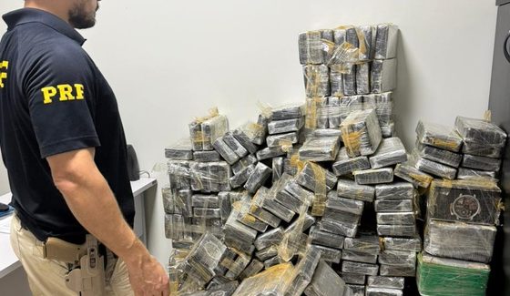 Cocaína foi encontrada em compartimento oculto na carroceria de caminhão - Foto: PRF/MS