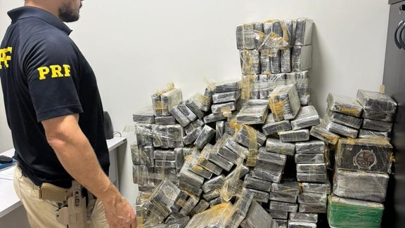 PRF apreende 479 kg de cocaína em caminhão em Ribas do Rio Pardo