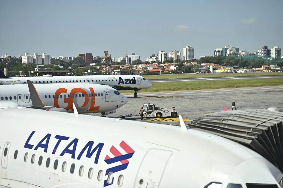 Aéreas cortam 2 mil voos em maio e querosene deve subir mais