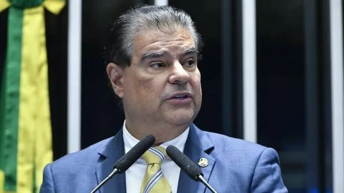 Senador pede que assessor de Trump seja declarado persona non grata