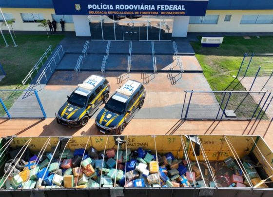 Droga foi encontrada escondida em carga transportada por carreta na BR-163 - Foto: PRF