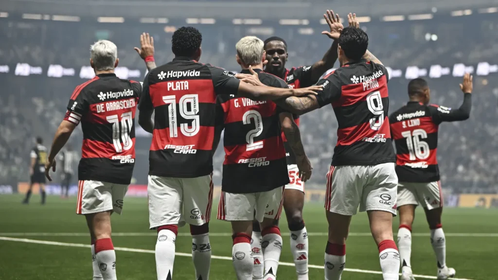 Jogadores do Flamengo comemoram goleada sobre o Atlético-MG na Arena MRV - Foto: Pedro Vilela/Getty Images