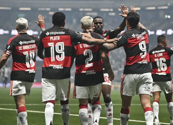 Jogadores do Flamengo comemoram goleada sobre o Atlético-MG na Arena MRV - Foto: Pedro Vilela/Getty Images