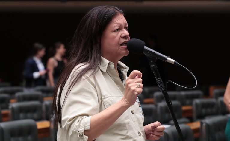 Comissão aprova piso de R$ 5,5 mil para assistentes sociais