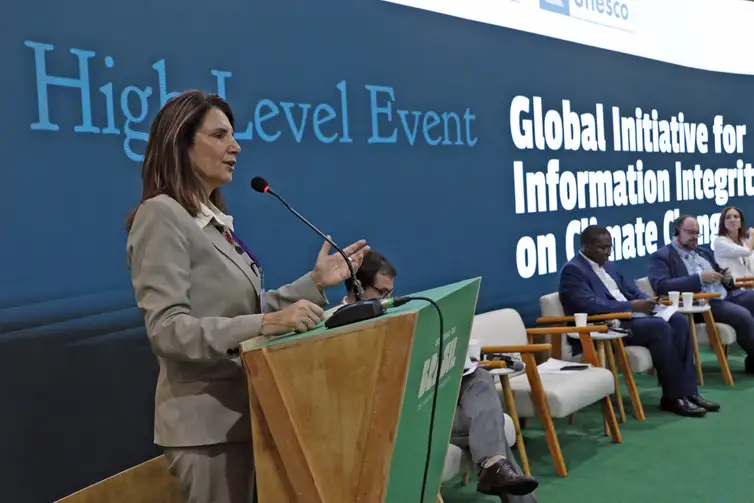 A diretora-executiva da COP30, Ana Toni, fala durante Evento de Alto Nível da Iniciativa Global pela Integridade da Informação sobre Mudança do Clima, na COP30. Foto: Bruno Peres/Agência Brasil