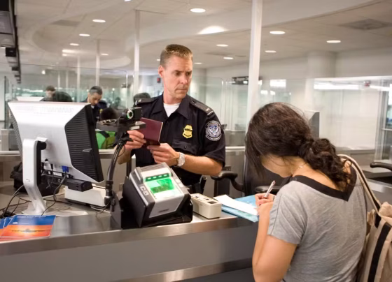 Nova política dos EUA exige que estrangeiros retornem ao país de origem para pedir green card - Foto: James Tourtellotte/U.S. Department of Homeland Security/Divulgaçã