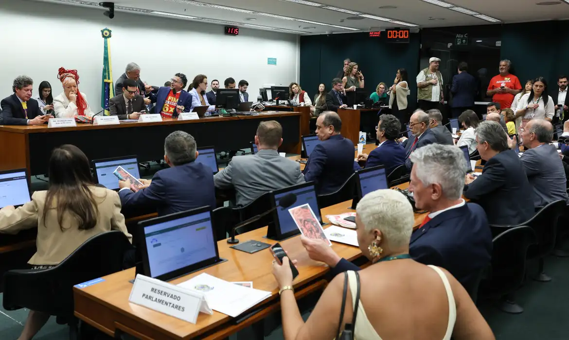 Oposição critica PEC do fim da escala 6×1 durante votação na Comissão