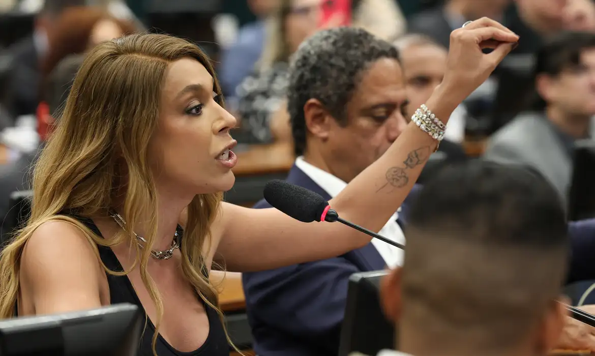 Erika Hilton rejeita negociação sobre compensações na PEC da 6×1 