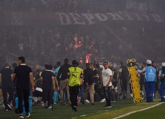 Confusão interrompeu jogo entre Medellín e Flamengo na Colômbia - Foto: Jaime Saldarriaga/AFP