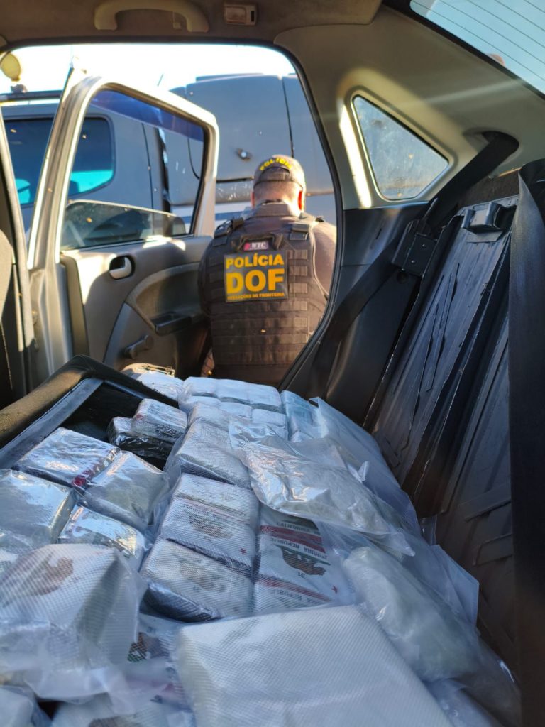Haxixe marroquino estava escondido em compartimento oculto no banco traseiro do carro - Foto: DOF