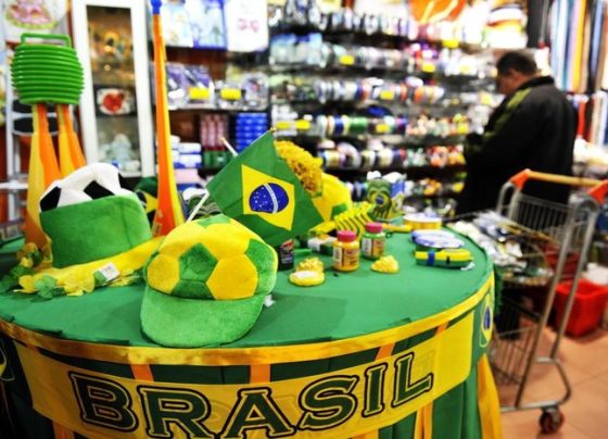 Comércio de Campo Grande já aposta em produtos da Copa do Mundo - Foto: Lívia Stumpf / Agencia RBS
