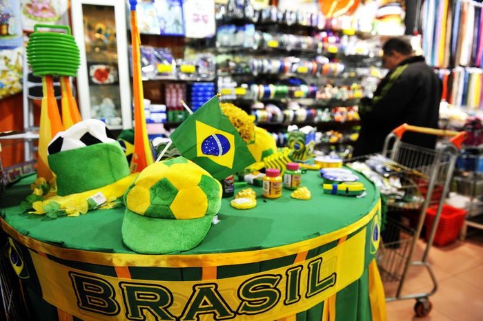 Comércio entra no clima da Copa, mas vendas ainda oscilam na Capital