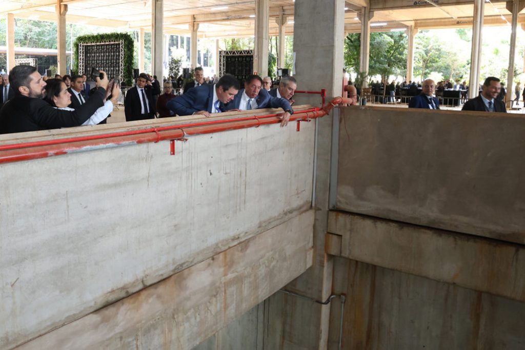Visita às dependências do estacionamento foi feita por deputados e governador (Foto: Wagner Guimarães)