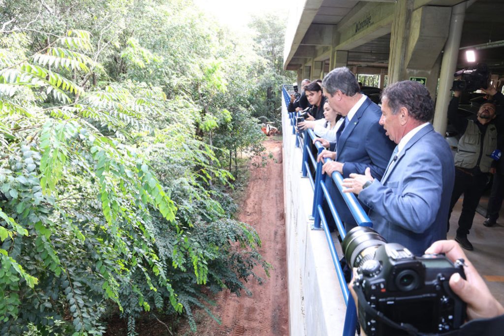 Estacionamento foi concebido para reduzir impactos ambientais e preservar ao máximo a vegetação existente na ALEMS (Crédito: Luciana Nassar)