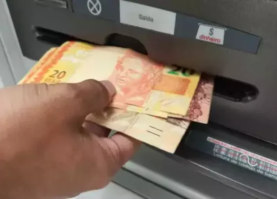 Cliente realiza saque em caixa eletrônico durante movimentação bancária - Foto: Campo Grande News