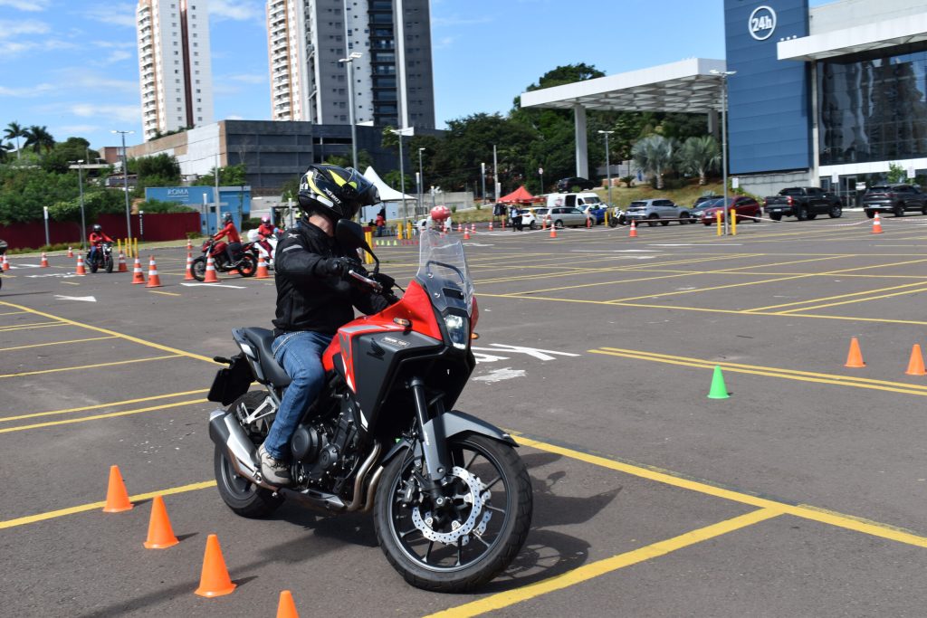 Curso gratuito de pilotagem segura reuniu motociclistas em Campo Grande - Foto: CG Notícias