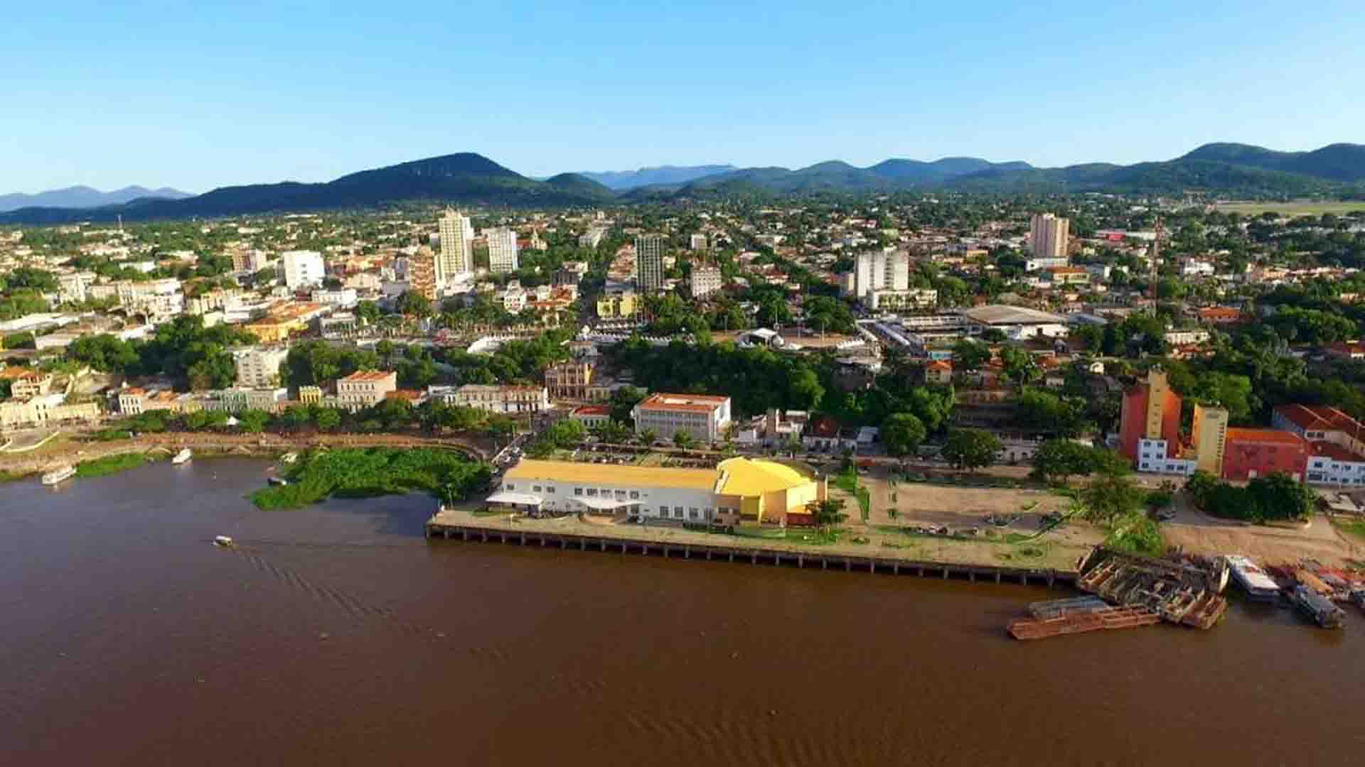 Motociclista morre após bater em árvore em avenida de Corumbá