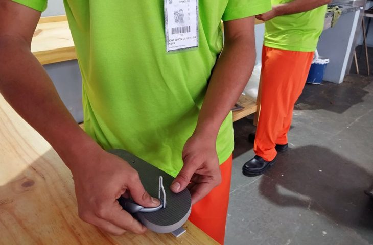 Com mão de obra prisional, Penitenciária de Dourados produz chinelos para internos sem assistência familiar