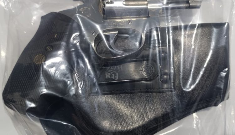 Homens são presos com arma após disparos em casa em Ponta Porã