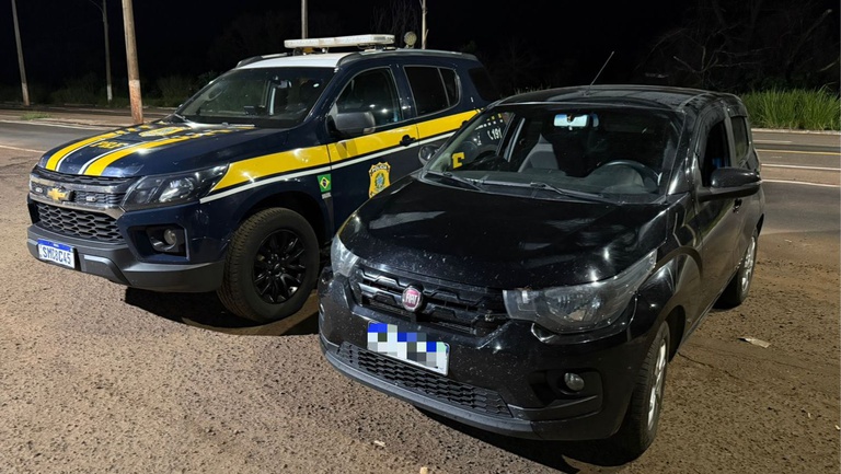 PRF recupera carro roubado e prende motorista na BR-267