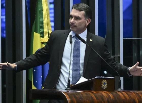 Flávio Bolsonaro discursa em evento do PL no Paraná - Foto: Carlos Moura/Agência Senado