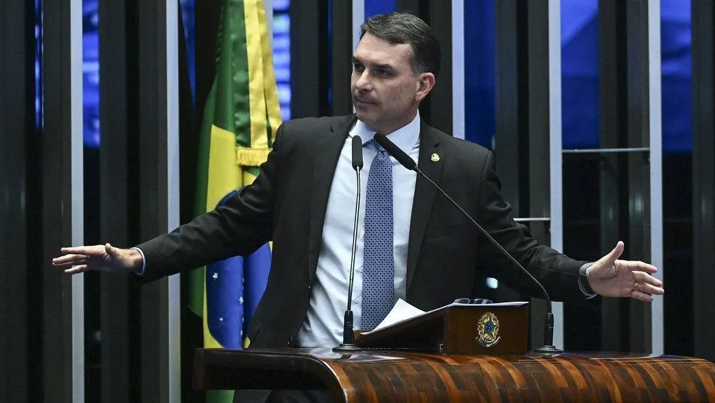 Flávio Bolsonaro acusa Lula de bajular Trump em viagem aos EUA