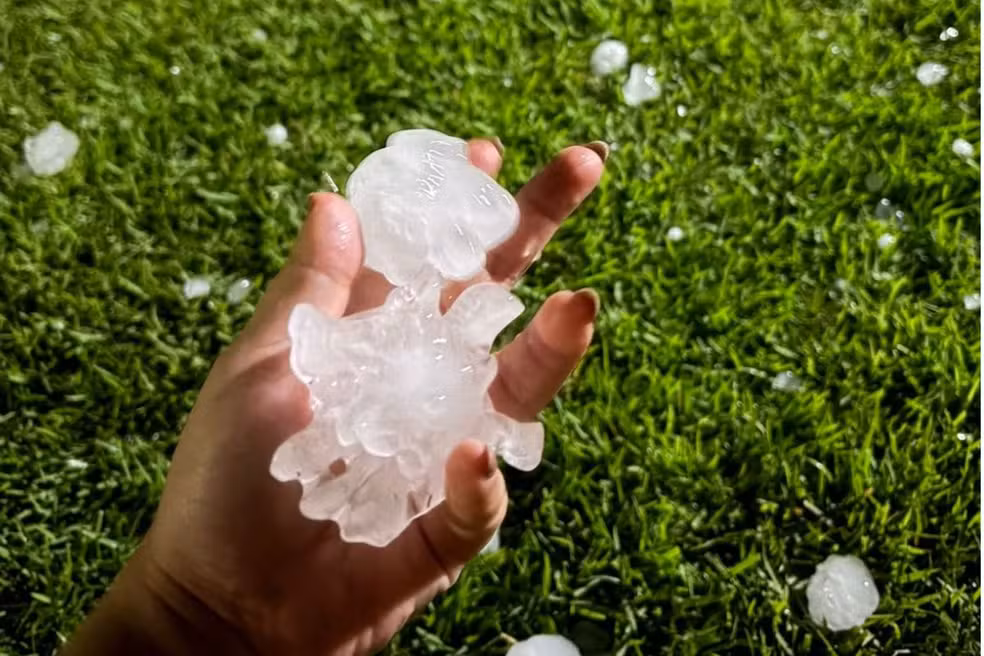 Granizo destrói casas e deixa cidades cobertas de gelo em MS