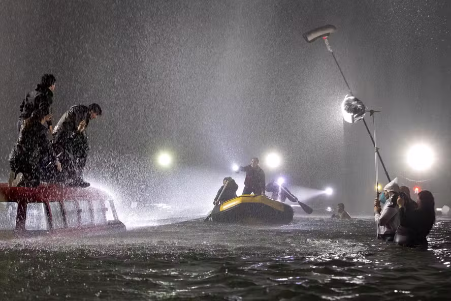 Avenida Paulista recebeu chuva cenográfica para cenas da nova novela das 9 - Foto: Manoela Mello/Globo