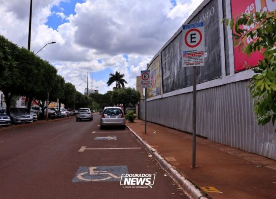 Reunião entre prefeitura e comerciantes debate futuro do estacionamento rotativo - Foto:Clara Medeiros/Arquivo/Dourados News