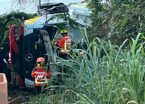 Caminhão foi retirado do rio após operação de resgate - Foto: Rio Brilhante em Tempo Real