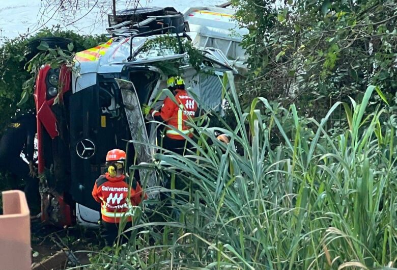 Motorista que morreu após queda de caminhão em rio é identificado