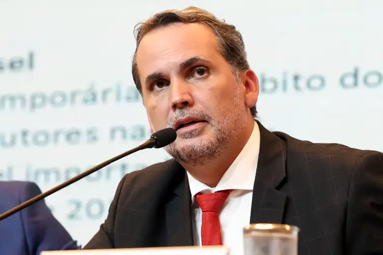 O ministro do Planejamento e Orçamento, Bruno Moretti, fala durante coletiva, em 13 de maio, para anunciar novas ações de enfrentamento aos efeitos da guerra sobre o setor de combustíveis no Brasil. Foto:Valter Campanato/Agência Brasil