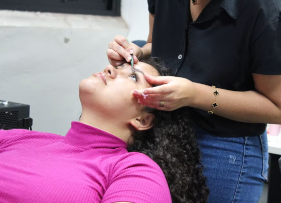 Curso gratuito oferece formação na técnica de extensão de cílios fio a fio em Campo Grande - Foto: CG Notícias