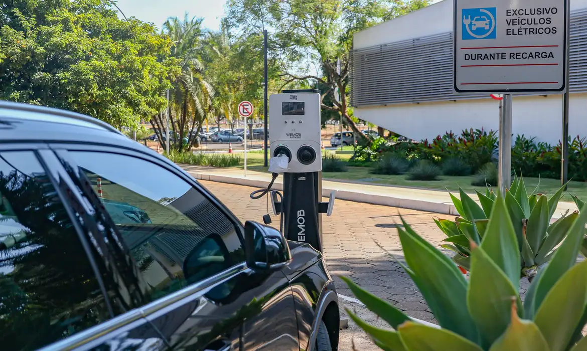 Governo mantém alta de tarifa para carros elétricos importados