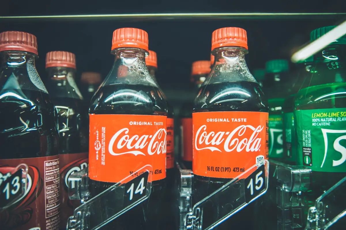 Coca-Cola substitui garrafas após roubo de rótulos com figurinhas da Copa do Mundo 2026