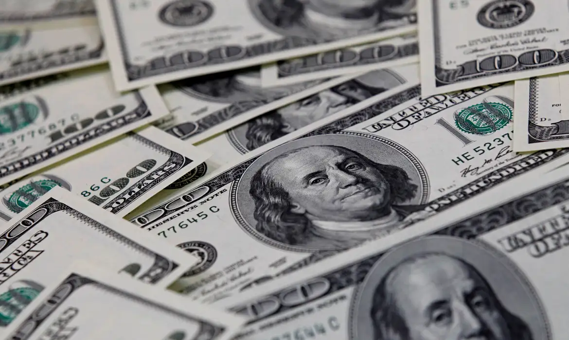 Bolsa cai 2,22% e dólar volta a subir acima de R$ 5,06