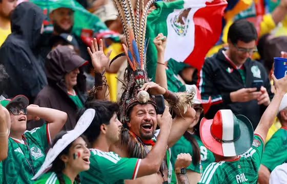 Torcida mexicana comemora gol de Raúl Jiménez contra África do Sul - Foto: REUTERS/Eloisa Sanchez