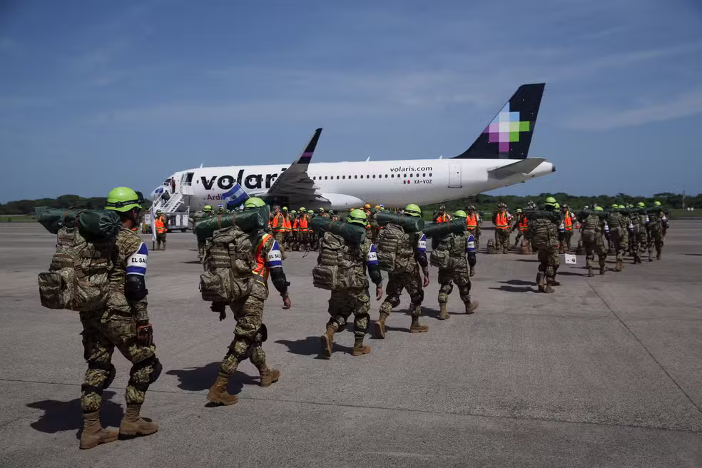 Equipes de resgate que serão enviadas para auxiliar as vítimas dos terremotos na Venezuela se preparam para embarcar em uma aeronave na Segunda Brigada Aérea da Força Aérea de El Salvador em 25 de junho de 2026 — Foto: REUTERS/José Cabezas