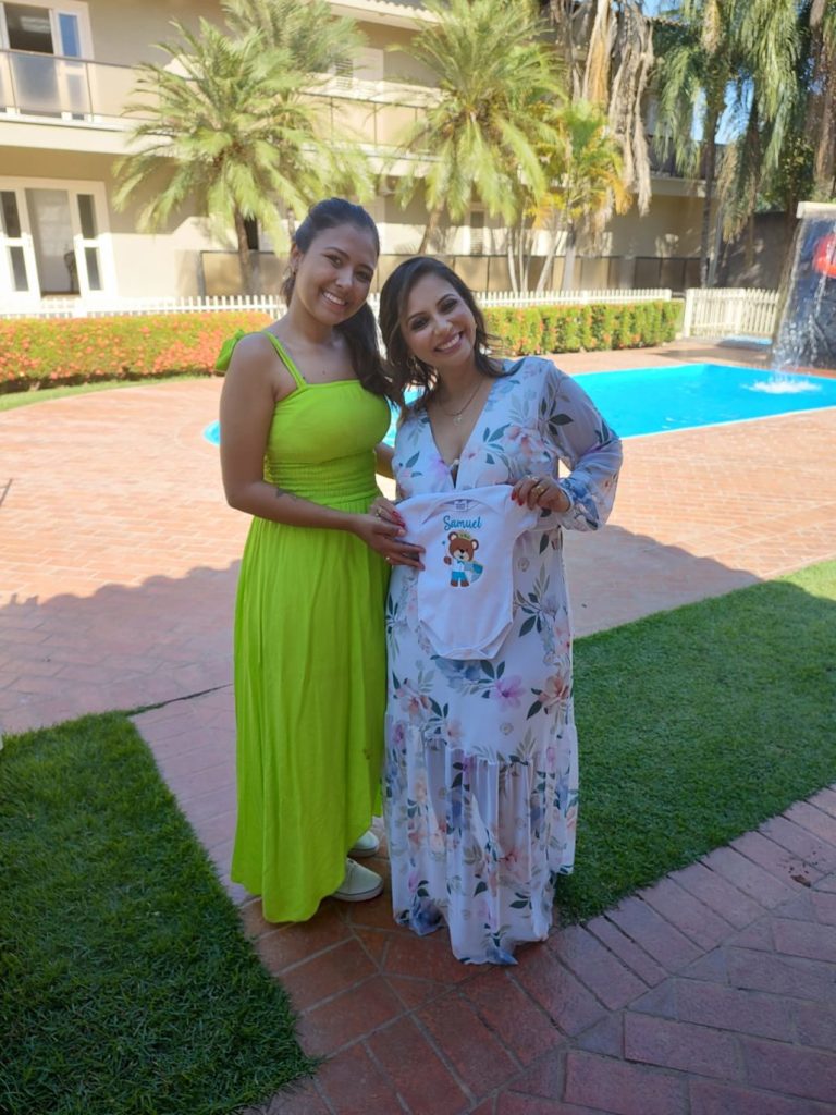 Leisiane e a mãe que estava nos últimos dias de gestação