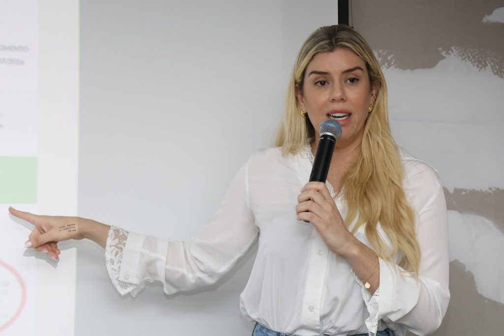 Gerente de Energia da Fiems, Patrícia Pereira, explicou critérios do programa aos servidores - Foto: Wagner Guimarães