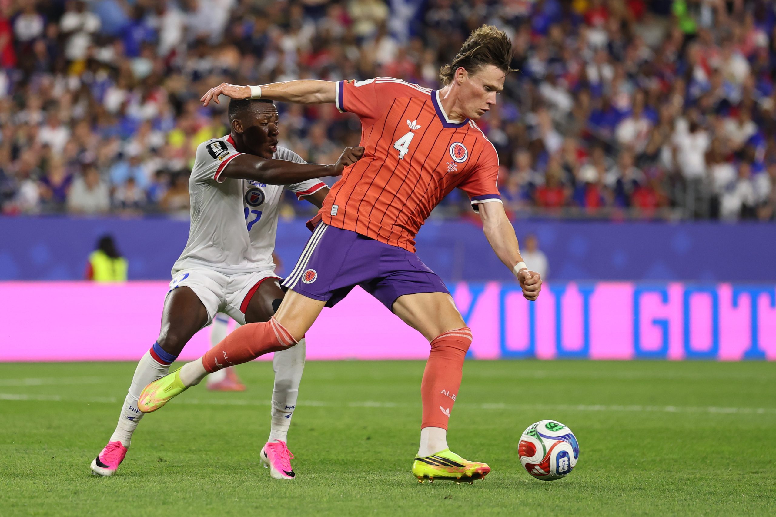 Escócia vence Haiti, encerra longos jejuns e lidera grupo do Brasil