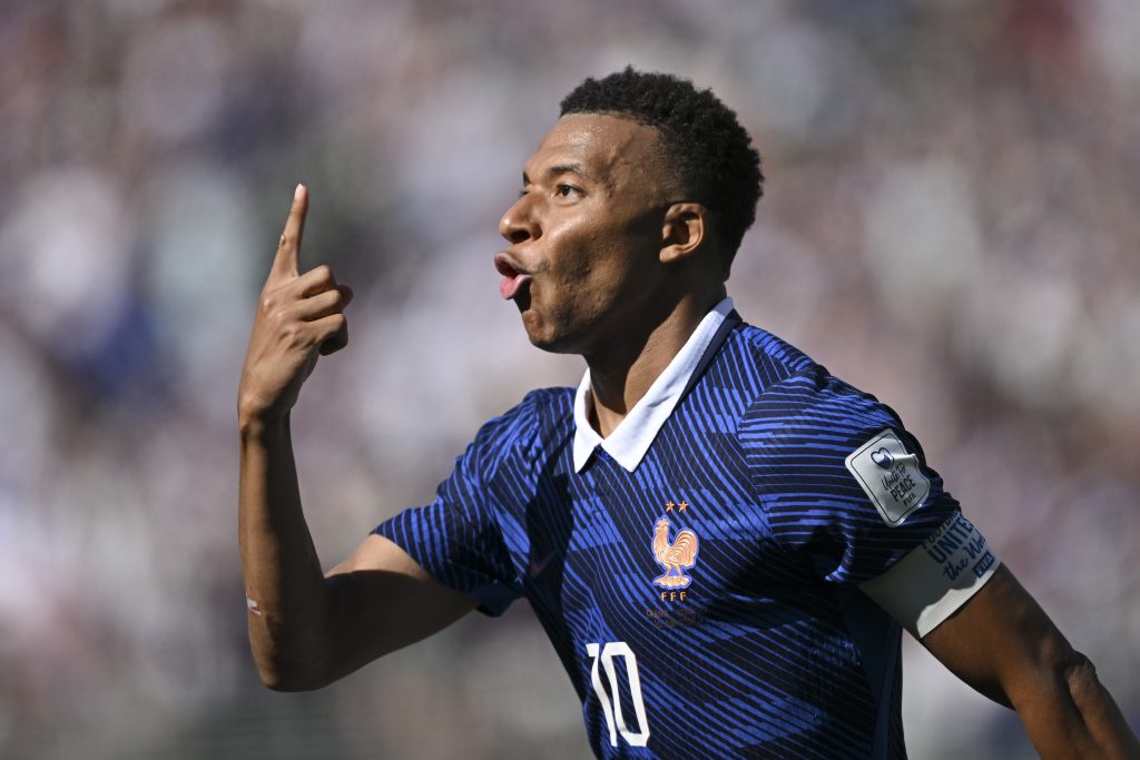 Mbappé marcou duas vezes e liderou a vitória da França sobre Senegal na estreia - Foto: FIFA