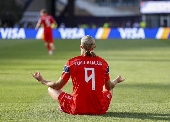 Haaland marcou duas vezes e liderou a goleada da Noruega na estreia da Copa - Foto: FIFA