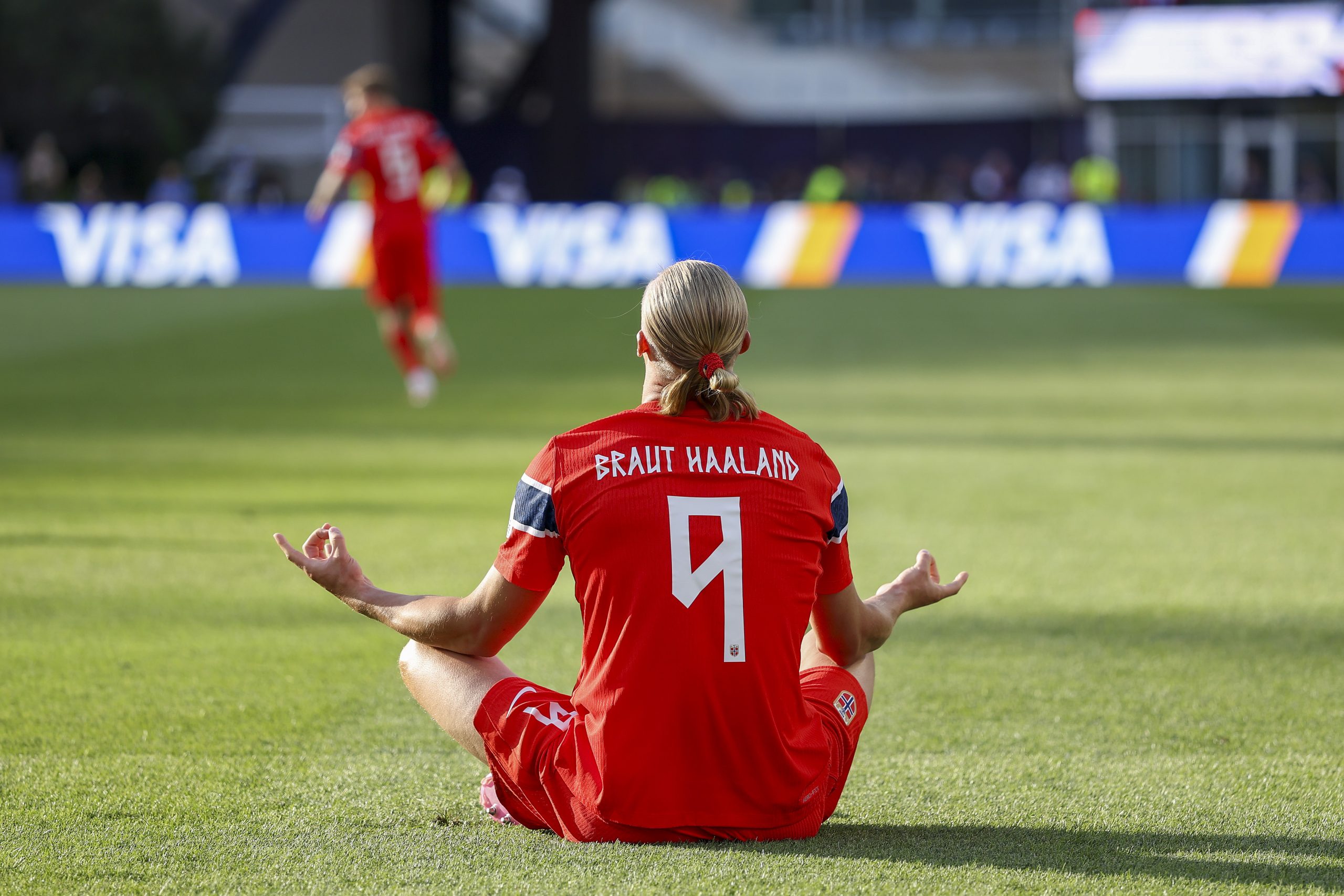 Haaland comanda goleada da Noruega e assume liderança do grupo
