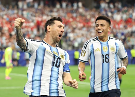 Messi comemora um dos gols que garantiram a classificação da Argentina às oitavas de final - Foto: FIFA