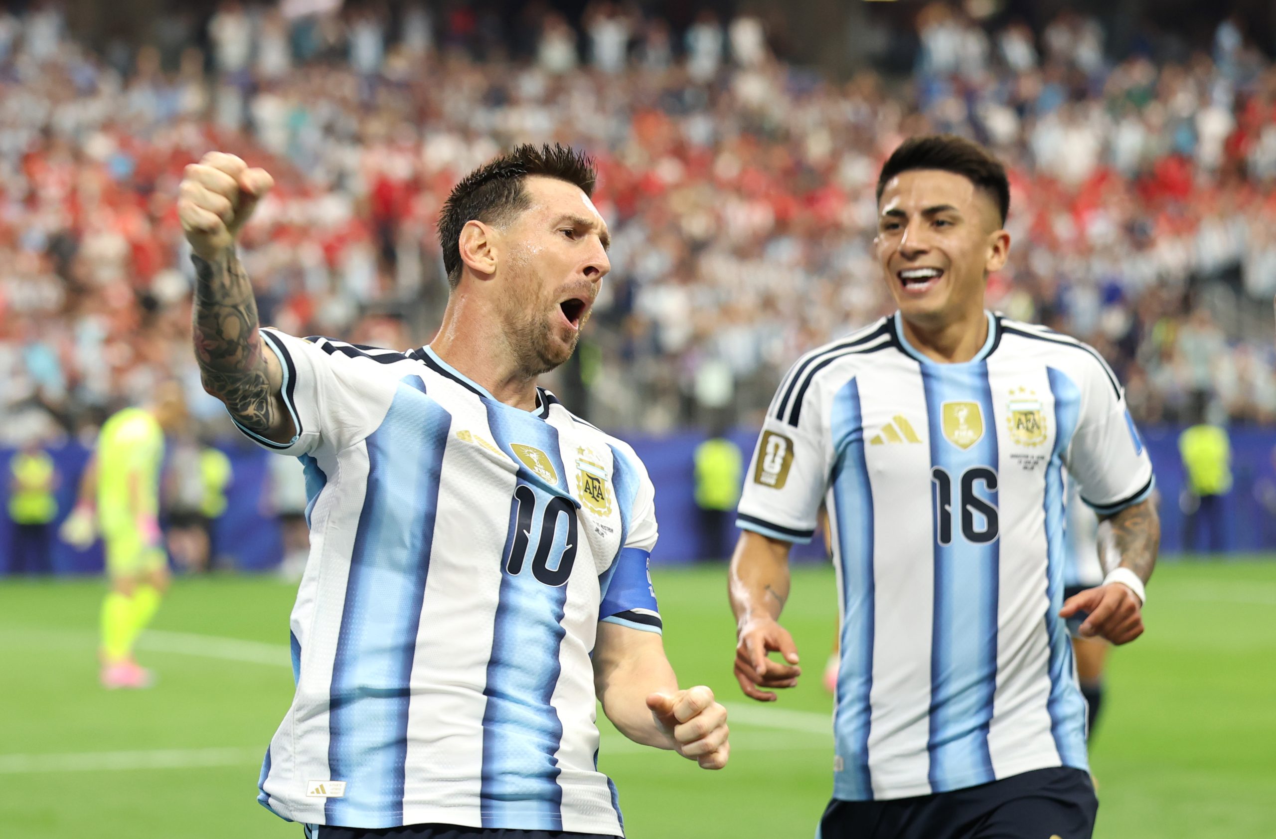 Messi faz história, Argentina vence e garante vaga no mata-mata