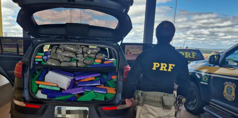 PRF apreende 328 kg de maconha e prende casal com duas crianças