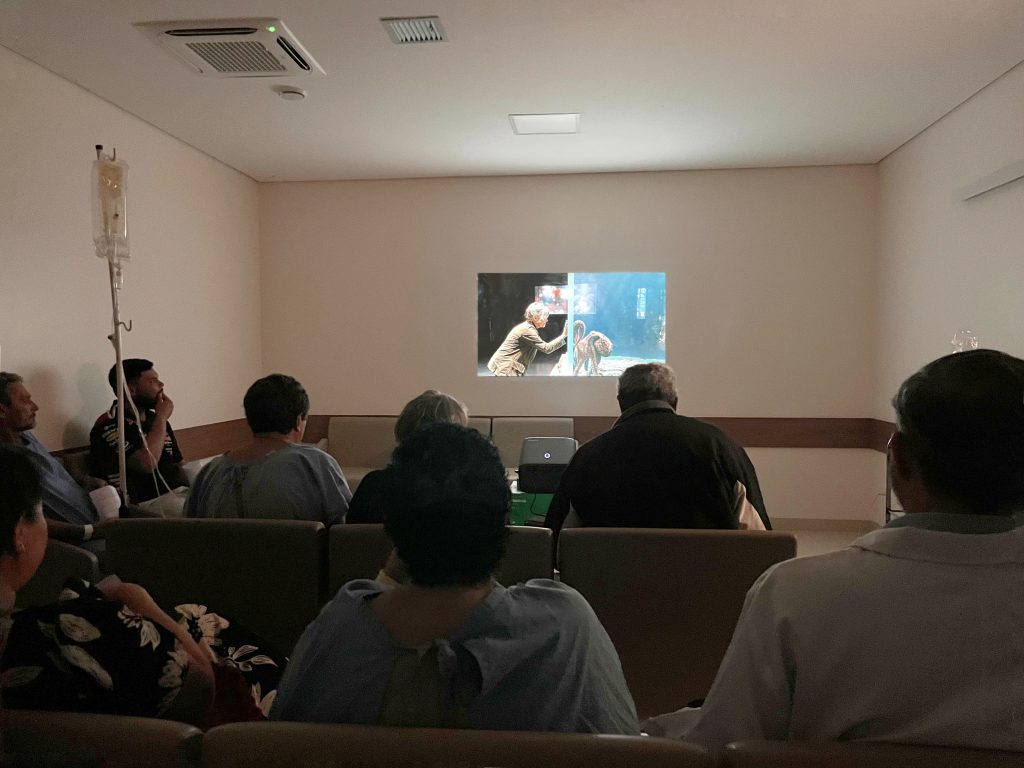 Projeto utiliza sessões de cinema para promover acolhimento a pacientes oncológicos em Dourados - Foto: Divulgação Cassems