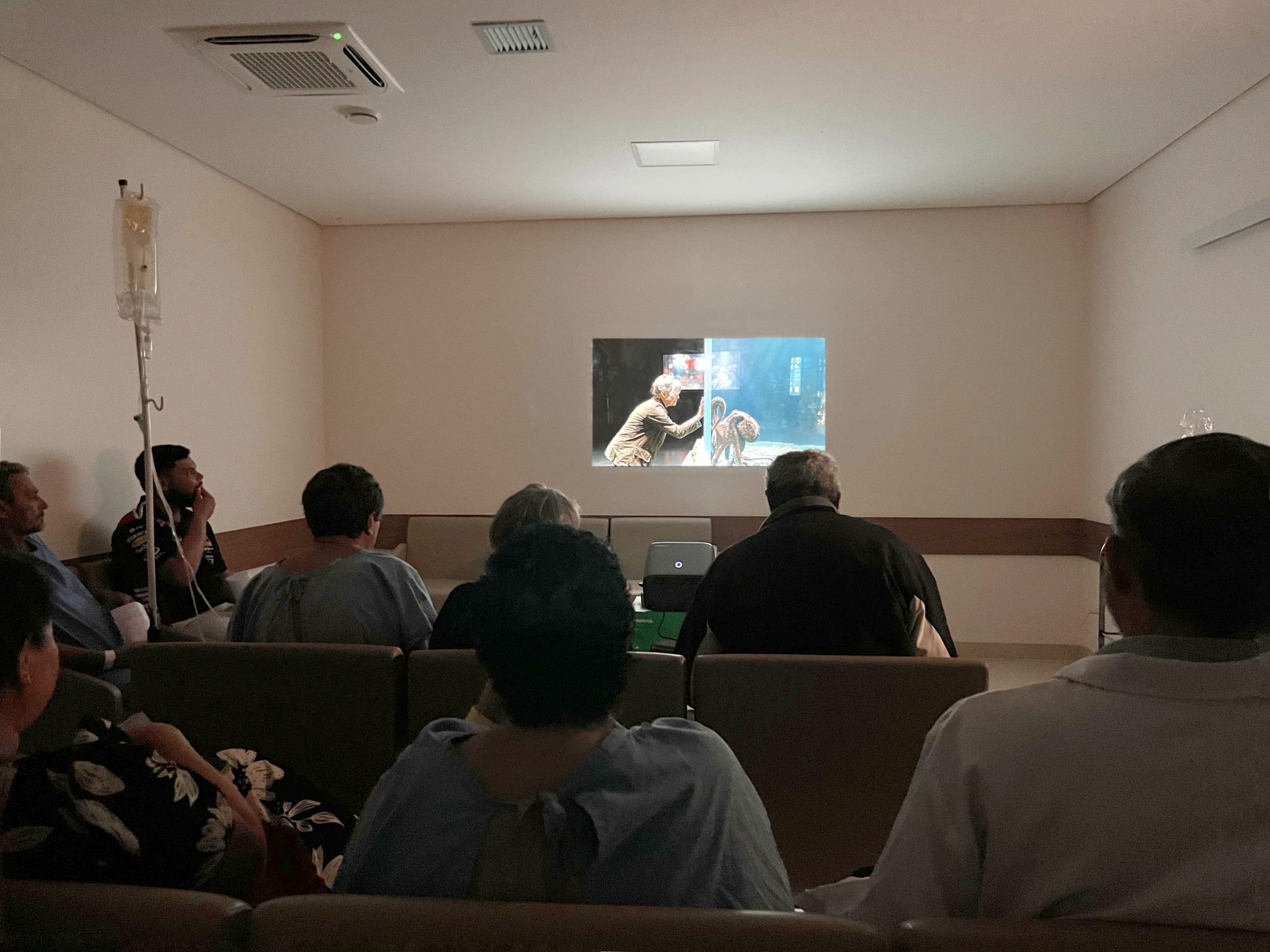 Hospital da Cassems usa cinema para acolher pacientes com câncer