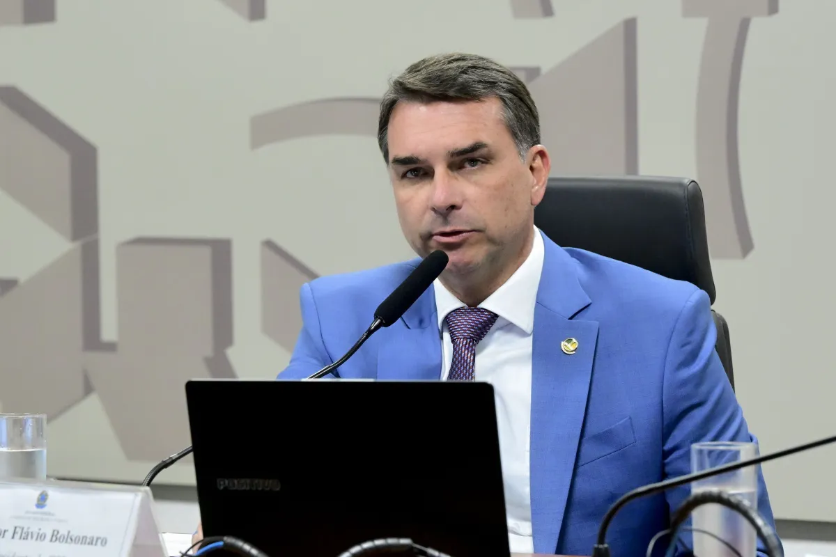 Flávio Bolsonaro defende Bolsa Família e promete manter programa